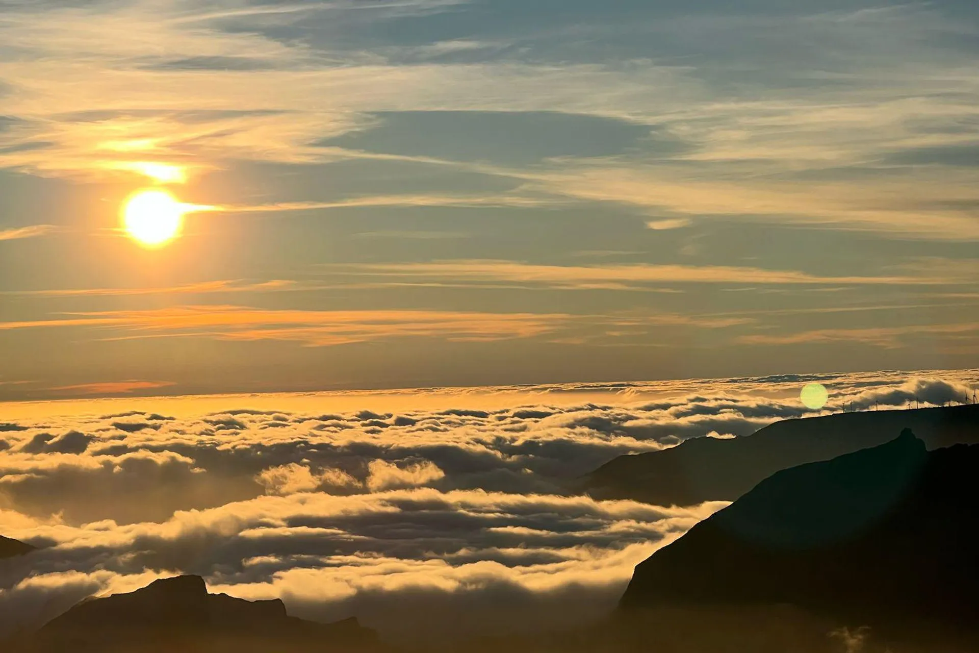 Nascer do sol acima das nuvens nas montanhas da Madeira